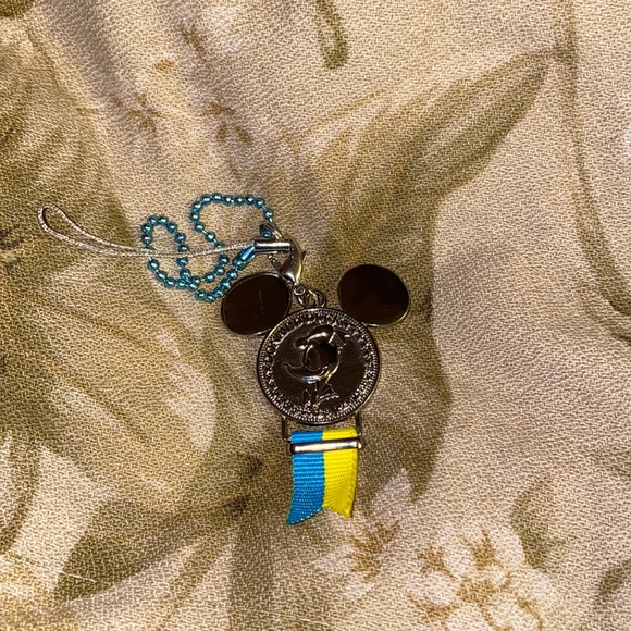 New Disney Mascot Medal Keychains - Picture 3 of 6